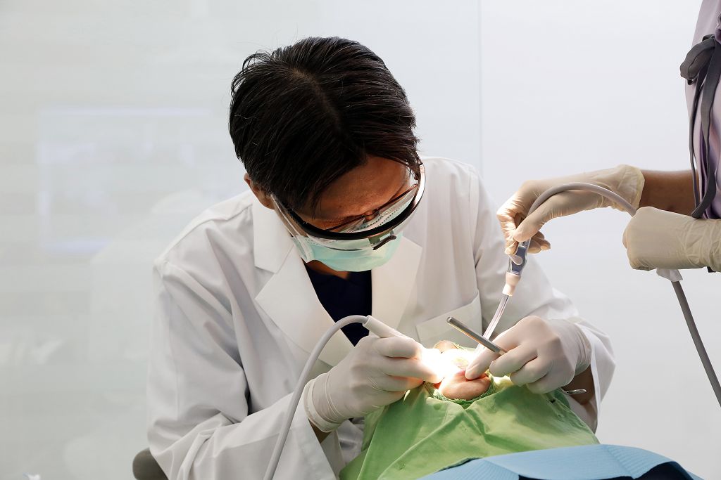 大多牙醫都推薦用植牙來解決缺牙問題，植牙前必知的五流程
