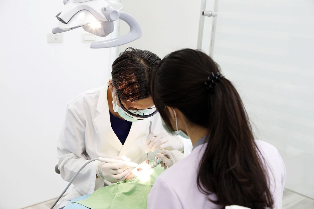 口臭容易讓人羞於啟齒，牙醫師介紹檢測口臭的三個方法！