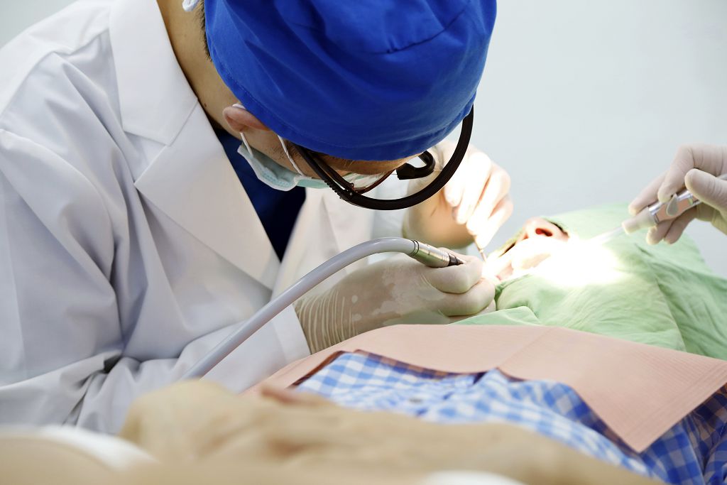人工植牙的手術過程中到底都在做什麼？詳細的手術過程就看這篇！