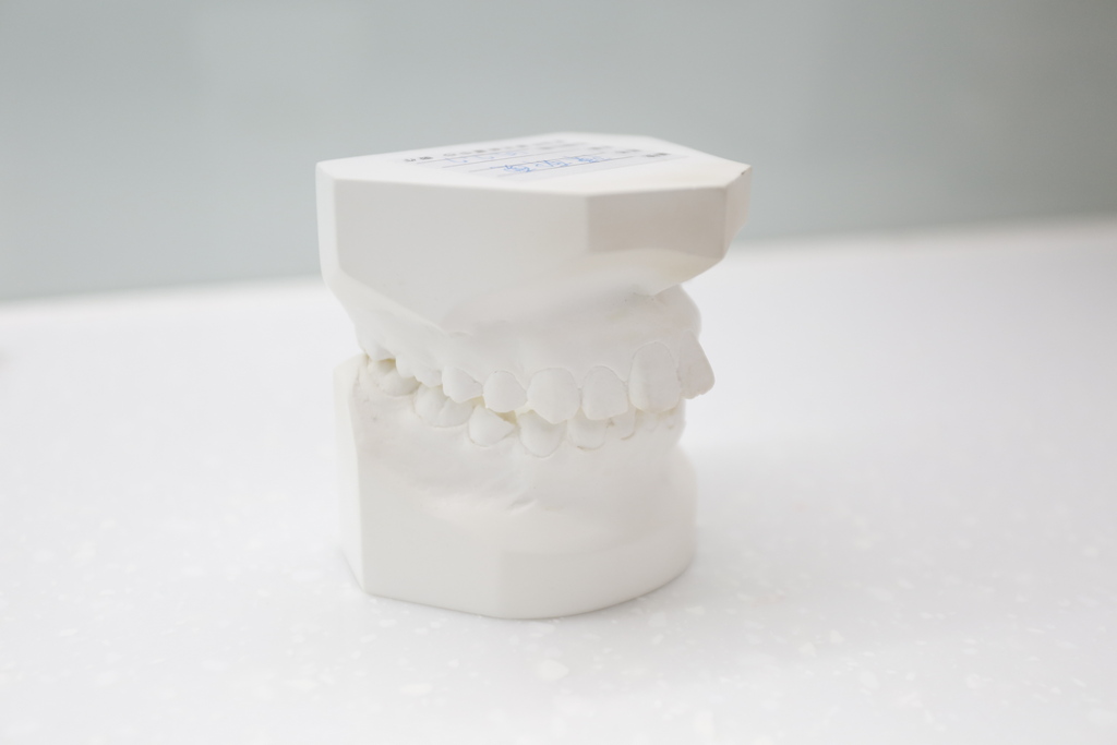 假牙材質比一比！不同材質的假牙差別在哪裡？