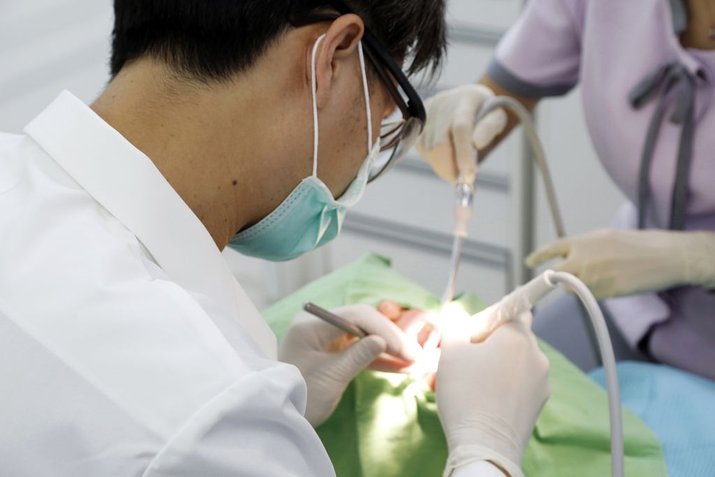 嚴重的蛀牙必須進行「根管治療」，根管治療究竟會不會很痛？