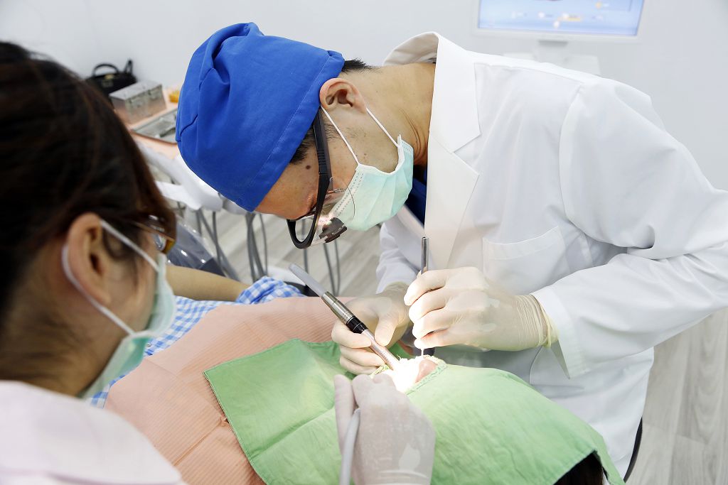 牙醫怎麼進行根管治療？五分鐘了解根管治療的過程！