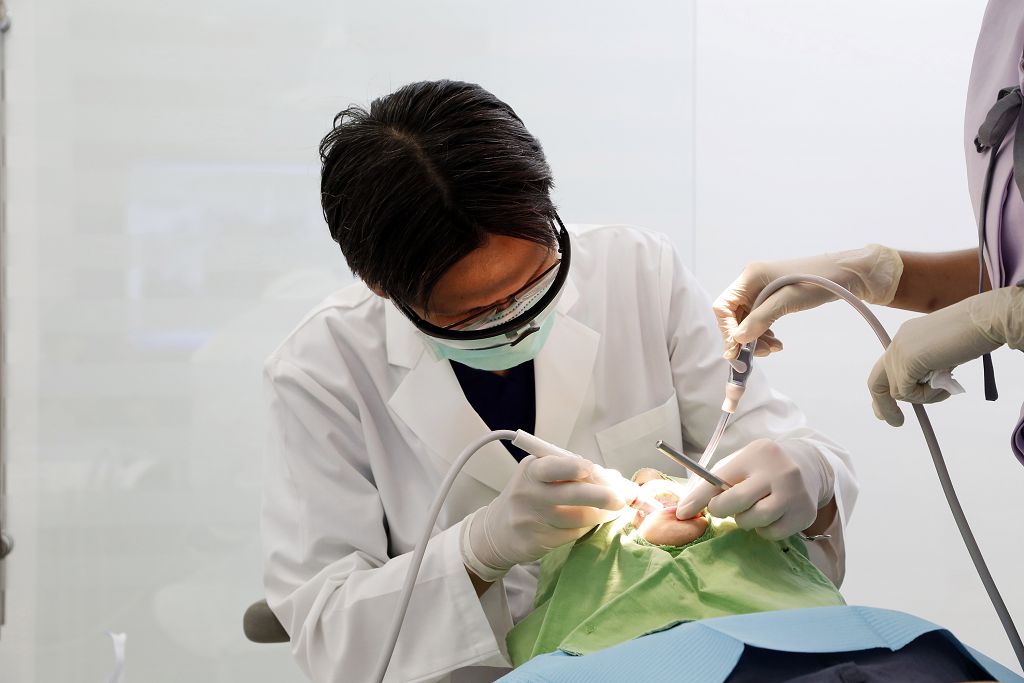 當蛀牙範圍較大或深時要選傳統的補牙或3D齒雕，不同的牙體復形技術與材質一次比較