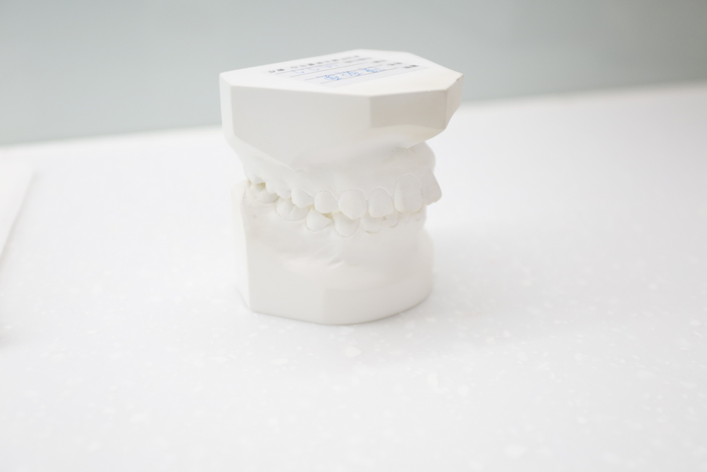 牙齒美白原理：常常聽到冷光美白卻不知道是什麼嗎？讓牙醫來解答！