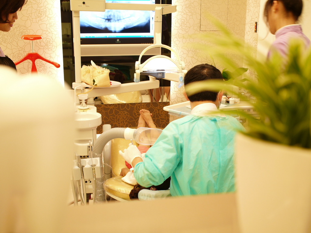 牙醫是不是都推薦人工植牙？人工植牙的優缺點分析