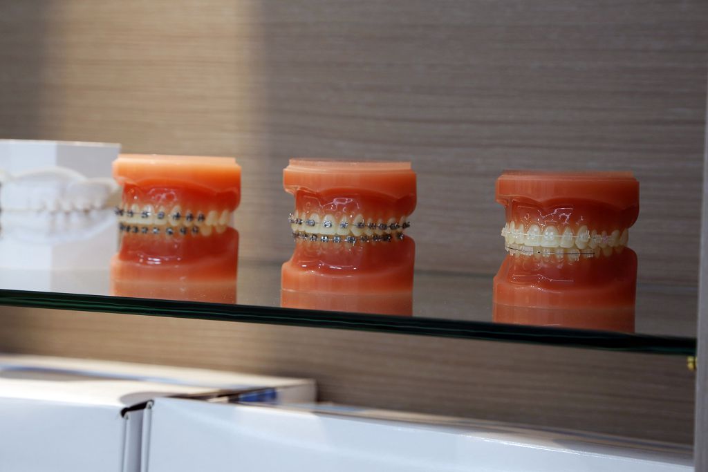 牙周病的兩種治療手術：牙周翻瓣手術、牙周再生手術