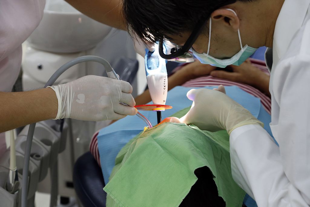 人工植牙手術過程、價格標準是什麼？植牙的壽命有多久？